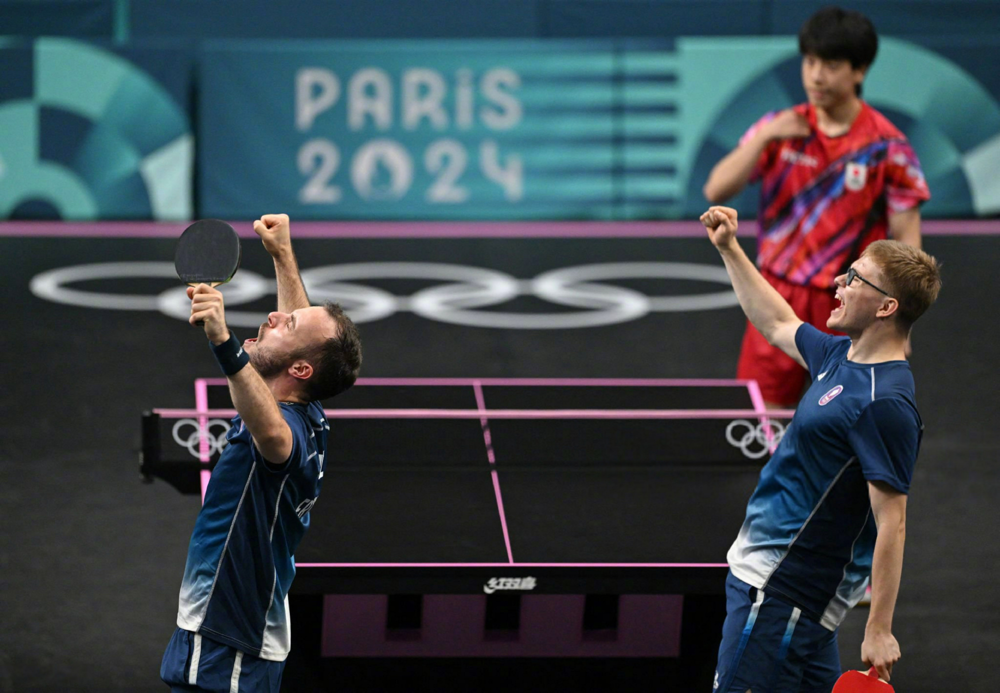 爱游戏体育-法国队险胜英格兰队，梁靖崑点燃赛场