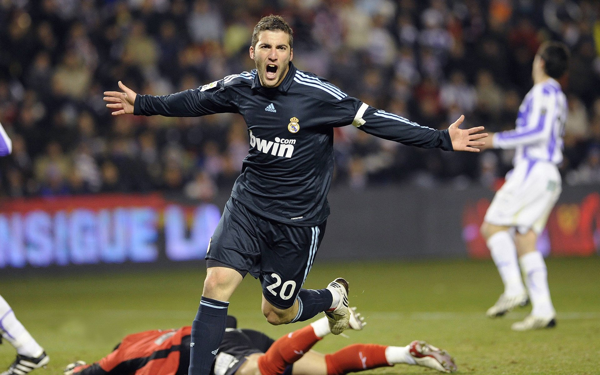 牙买加冲垮厄瓜多尔，阿劳霍在意甲焦点战接管比赛，足球世界里的小国与巨人