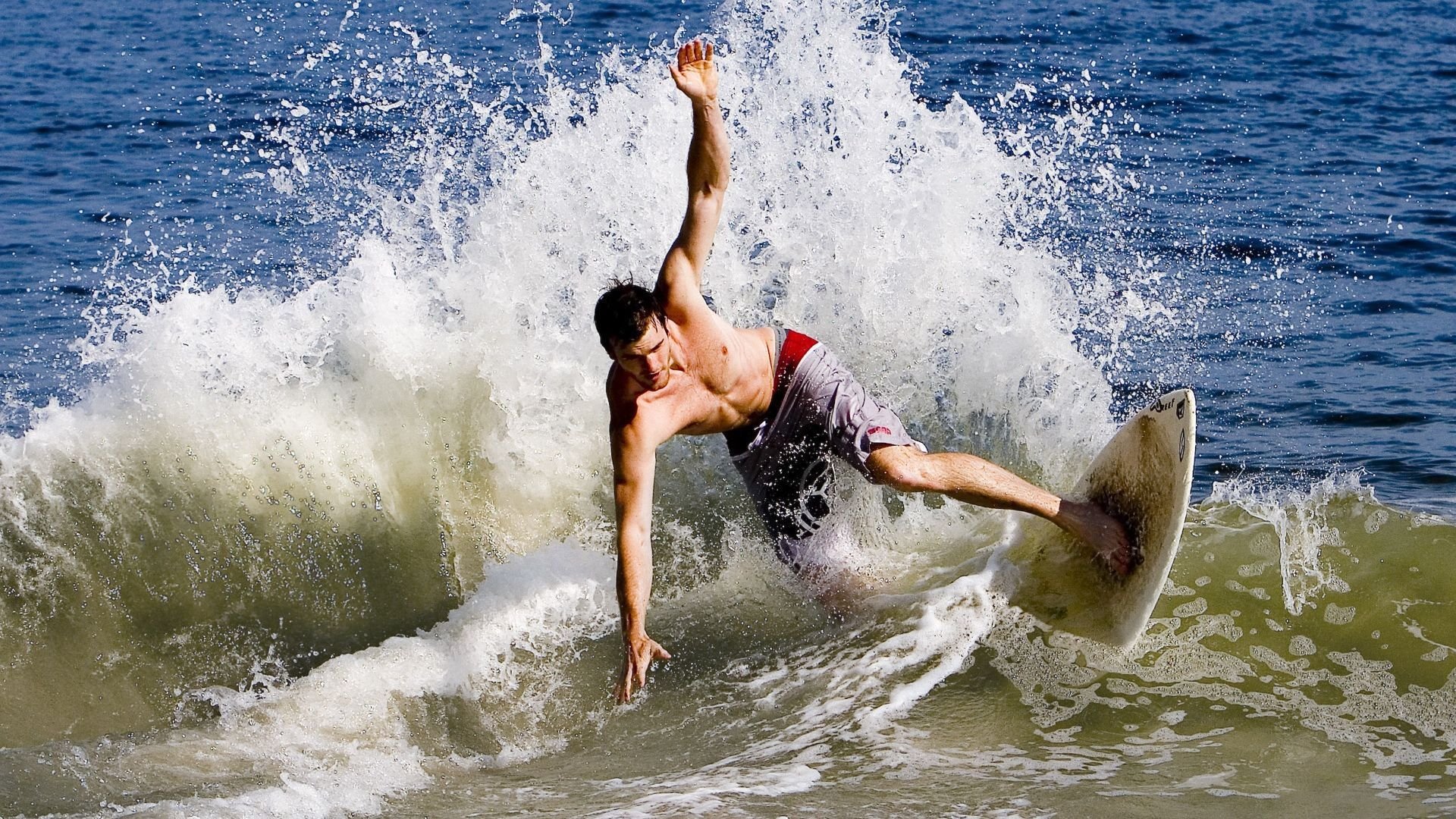 萨拉赫驾驶埃及战车，F1新赛季的绿茵启示录