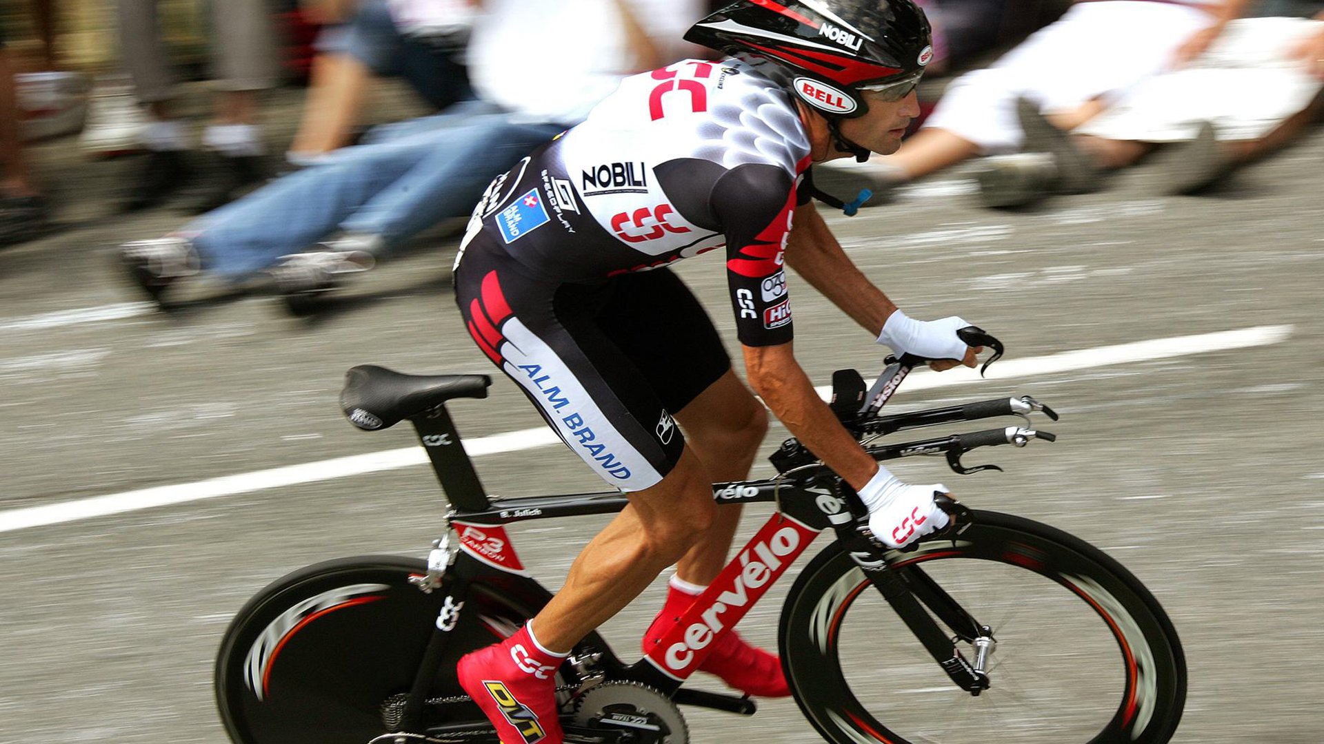 F1年度争冠之夜，布克关键进球定乾坤，当赛道轰鸣撞破体育次元壁