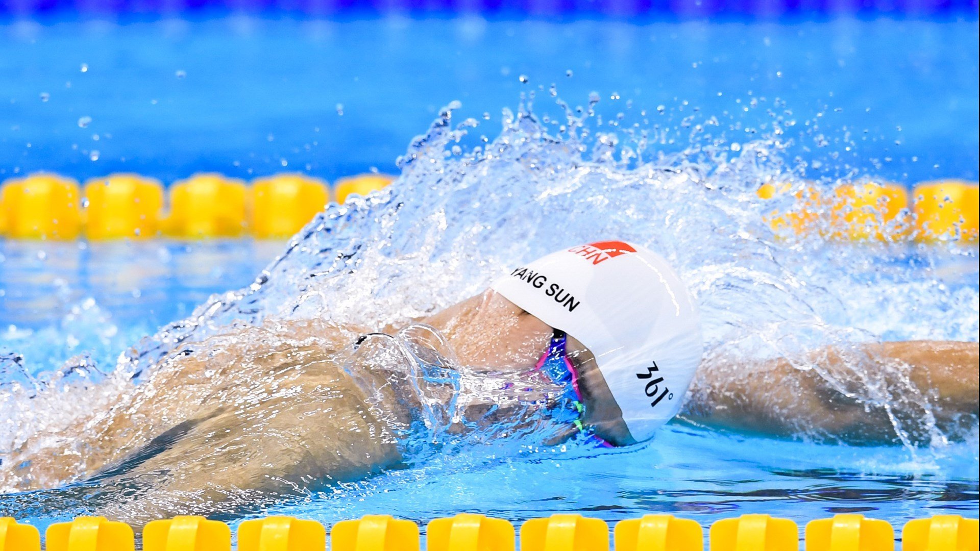 爱游戏-F1街道赛之夜，当引擎嘶吼化为城市心跳，蒂亚戈献上制胜的艺术